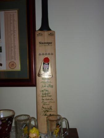 79-80 WSC Bat fac e signed Australia.JPG