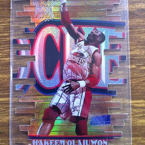 1997-98 Stadium Club Triumvirate Luminescent Hakeem Olajuwon (F).JPG